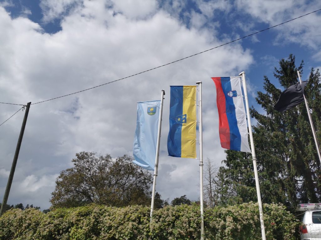 Zastave Celja, Slovenije in Evropske unije vihrajo proti nebu — Reklama Celje